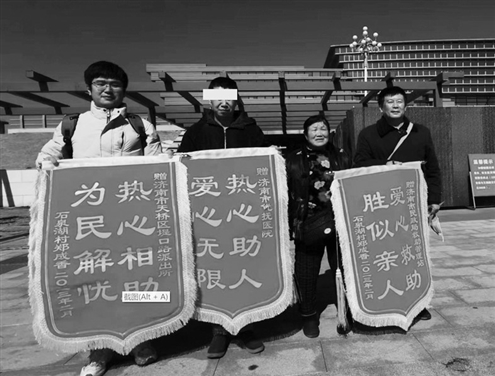 在救助站工作人员护送下,走失青年踏上回乡旅途
